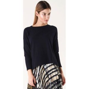 Koszulka w kolorze czarnym. Bluzki marki Far Far Fashion. W wyprzedaży za 79,95 zł.