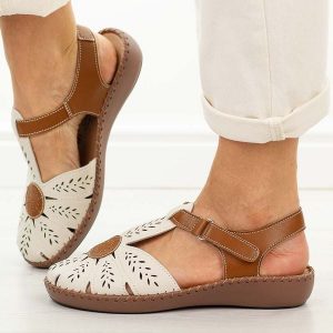 Beżowe skórzane sandały damskie Jezzi 9761. Brązowe sandały Jezzi, bez wzorów, z materiału, z okrągłym noskiem, bez obcasa, na płaskiej podeszwie, bez zapięcia. Za 239,00 zł.