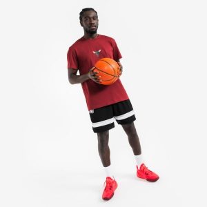 Koszulka do koszykówki unisex Tarmak NBA Chicago Bulls TS 900. Czerwone bluzki TARMAK, m, bez wzorów, z bawełny, sportowe, bez kołnierzyka, bez ramiączek. W wyprzedaży za 59,99 zł.
