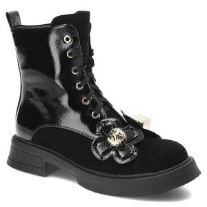 Czarne Botki S.Barski Modne Buty Damskie. Czarne botki S.BARSKI, bez wzorów, z lakierowanej skóry, bez obcasa, bez zapięcia. Za 249,00 zł.