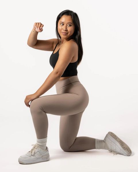 Damskie legginsy 7/8 na jogę i pilates, bez przedniego szwu – jasnoróżowy. Czerwone legginsy AESTHETIC WOLF, bez wzorów, z dzianiny, z podwyższonym stanem. Za 149,99 zł.