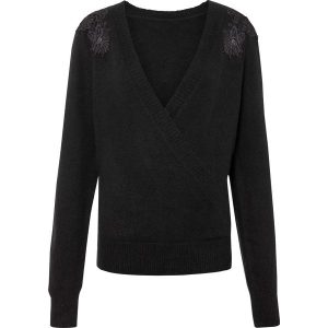 Sweter z efektem założenia kopertowego. Czerwone swetry klasyczne bonprix, z koronki, bez kołnierzyka. Za 129,99 zł.