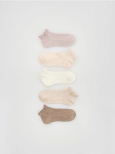 Bawełniane skarpetki 5 pack - złamana biel. Skarpetki Reserved, bez wzorów, z bawełny. Za 49,99 zł.