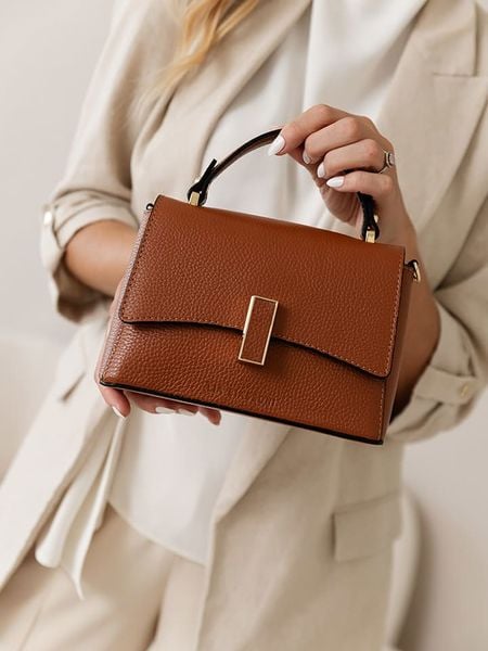 Lia Biassoni Skórzana torebka "Fegana" w kolorze jasnobrązowym - 20 x 14 x 8 cm rozmiar: onesize. Brązowe torebki klasyczne Lia Biassoni, bez wzorów, z materiału, przez ramię, bez dodatków. Za 257,31 zł.