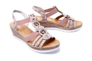 RIEKER 619B2-31 rosa, sandały damskie. Czerwone sandały Rieker, bez wzorów, bez obcasa, na koturnie, bez zapięcia. Za 319,90 zł.