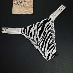 Stringi damskie z ozdobną gumką na co dzień i specjalne okazje Faygah. Czerwone stringi Intica, bez wzorów. Za 79,00 zł.