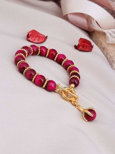 L'Atelier de Gaia Pozłacana bransoletka z koralami rozmiar: onesize. Czerwone bransoletki L'Atelier de Gaia, z koralem, pozłacane. Za 126,45 zł.