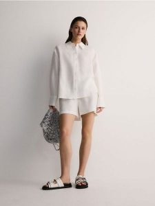 Koszula z lnem - złamana biel. Koszule Reserved, l, bez wzorów, z wiskozy, bez kołnierzyka, bez ramiączek. W wyprzedaży za 79,99 zł.