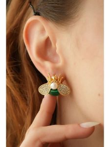 L'Atelier de Gaia Pozłacane kolczyki-wkrętki z malachitem rozmiar: onesize. Zielone kolczyki L'Atelier de Gaia, z cyrkonią, pozłacane. Za 60,99 zł.