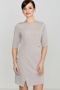 Beżowa Elegancka Sukienka z Asymetrycznym Rozporkiem. Brązowe sukienki Katrus, l, bez wzorów, z materiału, eleganckie, z asymetrycznym kołnierzem, bez ramiączek, asymetryczne. Za 239,00 zł.
