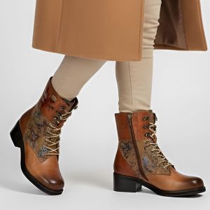 Botki damskie Laura Vita, skórzana cholewka we wzory i na stabilnym obcasie, brązowe, SO2014-3. Brązowe botki LAURA VITA, na jesień, z aplikacjami, ze skóry, bez obcasa, na obcasie, bez zapięcia. Za 441,99 zł.