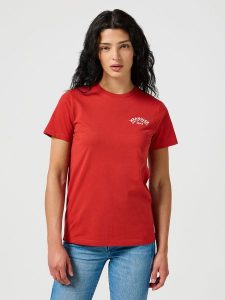 WRANGLER DAMSKA KOSZULKA WRANGLER GRAPHIC TEE KETCHUP 112356431. Bluzki Wrangler, xs, bez wzorów, bez kołnierzyka, bez ramiączek. Za 89,99 zł.