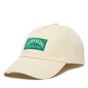 Czapka z daszkiem Calvin Klein. Brązowe czapki Calvin Klein, bez wzorów. Za 142,99 zł.