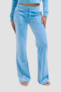 JUICY COUTURE Błękitne spodnie dresowe Del Ray Pocketed Pant. Niebieskie spodnie dresowe Juicy Couture, s, bez wzorów, z dresówki. W wyprzedaży za 337,99 zł.