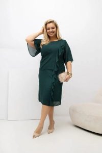 Sukienka Estelle w kolorze butelkowej zieleni - zwiewna szyfonowa kreacja PLUS SIZE XXL OVERSIZE WIOSNA. Zielone sukienki Moda Size Plus Iwanek, na imprezę, na wiosnę, l, bez wzorów, z elastanu, eleganckie, z asymetrycznym kołnierzem, plus size, bez ramiączek, midi, asymetryczne. Za 379,90 zł.