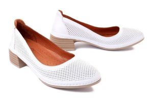 ARTIKER RELAKS 52C0613 biały, półbuty damskie. Białe czółenka Artiker Relaks, bez wzorów, ze skóry, bez obcasa, na obcasie, bez zapięcia. Za 167,94 zł.