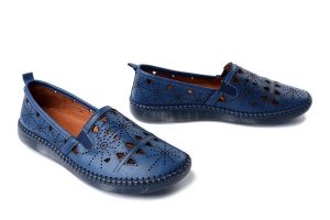 MANITU 840073-05 blau, półbuty damskie. Niebieskie półbuty Manitu, na lato, w ażurowe wzory, ze skóry, bez obcasa, bez zapięcia. Za 271,92 zł.