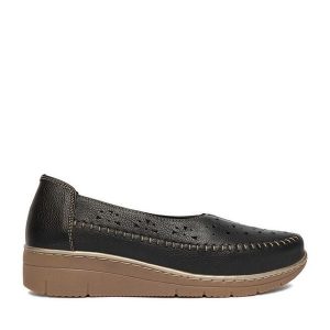 Półbuty Go Soft. Czarne półbuty Go Soft, bez wzorów, bez obcasa, na płaskiej podeszwie, bez zapięcia. Za 199,99 zł.