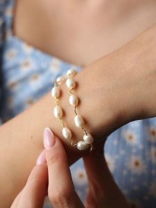 Pierres delicates Pozłacana bransoletka z perłami rozmiar: onesize. Białe bransoletki Pierres delicates, z perłą, pozłacane. Za 69,99 zł.