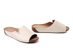 ARTIKER RELAKS 58C3224 beżowy, klapki damskie. Brązowe klapki Artiker Relaks, bez wzorów, ze skóry, bez obcasa, na koturnie. Za 184,90 zł.