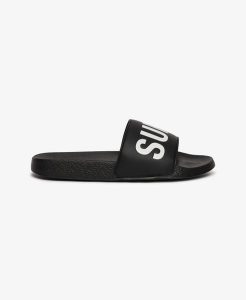 Superdry Pool Sliders klapki z profilowaną wkładką – Black. Czarne klapki Superdry, bez wzorów, z poliesteru, bez obcasa. Za 129,00 zł.