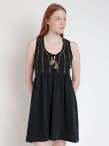 Admas Sukienka w kolorze czarnym rozmiar: M. Czarne sukienki Admas, m, bez wzorów, bez kołnierzyka, bez ramiączek, mini. Za 73,95 zł.