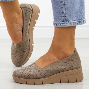 Khaki ażurowe zamszowe półbuty damskie na koturnie Potocki 12567. Brązowe półbuty POTOCKI, na lato, w ażurowe wzory, z jeansu, bez obcasa, na koturnie, bez zapięcia. Za 169,00 zł.