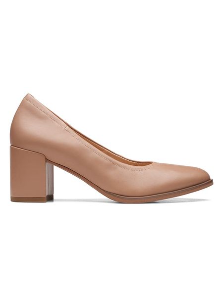 Clarks Skórzane czółenka ''Freva55 Court'' w kolorze jasnobrązowym rozmiar: 37. Brązowe czółenka Clarks, bez wzorów, bez obcasa, bez zapięcia. Za 188,80 zł.
