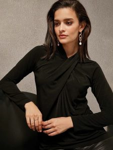 Milan Kiss Bluzka w kolorze czarnym rozmiar: L. Czarne bluzki Milan Kiss, l, bez wzorów, bez kołnierzyka, bez ramiączek. Za 100,52 zł.