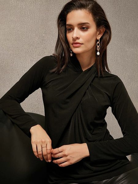 Milan Kiss Bluzka w kolorze czarnym rozmiar: S. Czarne bluzki Milan Kiss, s, bez wzorów, bez kołnierzyka, bez ramiączek. Za 126,45 zł.