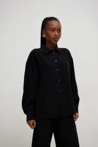 Luźna koszula z wiskozy w kolorze TOTALLY BLACK - OBSESSION-M/L. Czarne koszule Marsala, l, bez wzorów, z jeansu, bez kołnierzyka, bez ramiączek. W wyprzedaży za 287,94 zł.