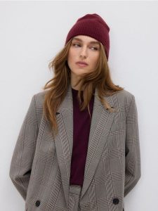 Czapka z wełną i kaszmirem - burgundowy. Czerwone czapki Reserved, bez wzorów, z kaszmiru. Za 99,99 zł.