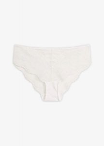 Figi hipster z wysokogatunkowej koronki. Białe figi bonprix, bez wzorów, z koronki. Za 19,99 zł.