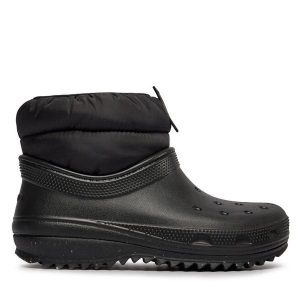 Botki Crocs. Czarne botki Crocs, bez wzorów, bez obcasa, na płaskiej podeszwie, bez zapięcia. Za 329,99 zł.