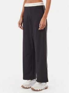 Guess Spodnie dresowe V6BB12 K6333 Czarny Regular Fit. Czarne spodnie dresowe Guess, xs, z aplikacjami, z dresówki. Za 294,99 zł.
