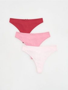 Majtki typu stringi 3 pack - czerwony. Czerwone stringi Reserved, bez wzorów. W wyprzedaży za 39,99 zł.