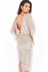 Zjawiskowa cekinowa ołówkowa sukienka z dekoltem V z tyłu. Sukienki Sukienki.shop, na imprezę, l, bez wzorów, z elastanu, eleganckie, bez kołnierzyka, bez ramiączek, dopasowane. W wyprzedaży za 370,00 zł.