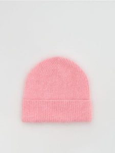 Czapka beanie - pastelowy róż. Czerwone czapki Reserved, bez wzorów. Za 59,99 zł.