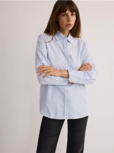 Bawełniana koszula - jasnoniebieski. Niebieskie koszule Reserved, l, bez wzorów, z bawełny, bez kołnierzyka, bez ramiączek. W wyprzedaży za 59,99 zł.