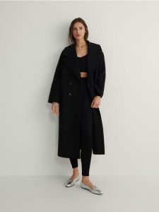 Legginsy z metalicznym efektem - czarny. Czarne legginsy Reserved, bez wzorów, z dzianiny. W wyprzedaży za 39,99 zł.