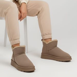 Śniegowce damskie Vinceza, zamszowe z okrągłym noskiem i ocieplane futerkiem, beżowe, 97961-BE. Brązowe buty zimowe VINCEZA, z dzianiny, z okrągłym noskiem, bez obcasa, bez zapięcia. Za 135,99 zł.