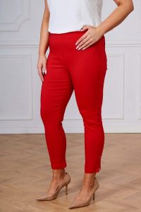 Czerwone spodnie chinosy Nina z zamkami 7/8 PLUS SIZE XXL WIOSNA. Czerwone chinosy Nasi partnerzy, bez wzorów, z elastanu, krótkie. Za 159,90 zł.