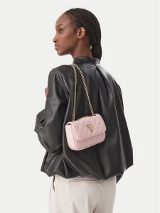 Guess Torebka J5YZ17 WGT10 Różowy jasny. Czerwone torebki klasyczne Guess, z aplikacjami, bez dodatków. Za 264,99 zł.
