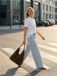 Wiskozowa koszula z ozdobnymi guzikami - Inny. Koszule Sinsay, l, bez wzorów, z wiskozy, bez kołnierzyka, bez ramiączek. Za 25,99 zł.