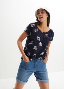 T-shirt z okrągłym dekoltem i nadrukiem, z bawełny organicznej. Niebieskie t-shirty bonprix, bez wzorów, z bawełny, bez kołnierzyka, bez ramiączek. Za 59,99 zł.