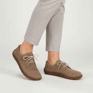 Półbuty damskie barefoot Armodo, cholewka ze skóry naturalnej o miękkiej matowej strukturze klasyczne sznurowanie zapewniające dobre dopasowanie oraz. Brązowe półbuty Armodo, bez wzorów, ze skóry, bez obcasa, bez zapięcia. Za 339,00 zł.