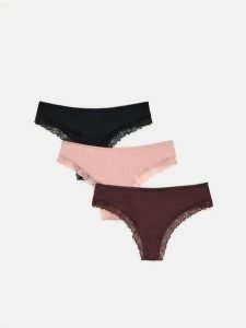 Majtki stringi z koronką 3 pack - brudny róż. Czerwone stringi Reserved, bez wzorów, z dzianiny. Za 59,99 zł.