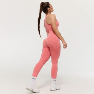 Legginsy damskie fitness bezszwowe z wysokim stanem koralowe FLO. Czerwone legginsy GYMBEAM, bez wzorów, z elastanu, z podwyższonym stanem. Za 110,90 zł.