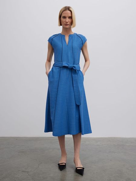 BGN Sukienka w kolorze niebieskim rozmiar: 36. Niebieskie sukienki BGN, na imprezę, bez wzorów, z tkaniny, bez kołnierzyka, bez ramiączek, midi. Za 113,63 zł.