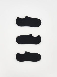 Bawełniane skarpetki 3 pack - czarny. Czarne skarpetki Reserved, bez wzorów, z bawełny. Za 39,99 zł.